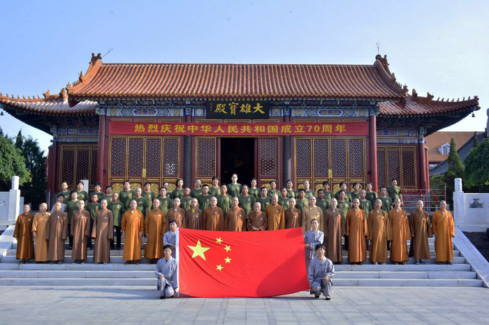 保定观音寺举行升国旗仪式庆祝八一建军节